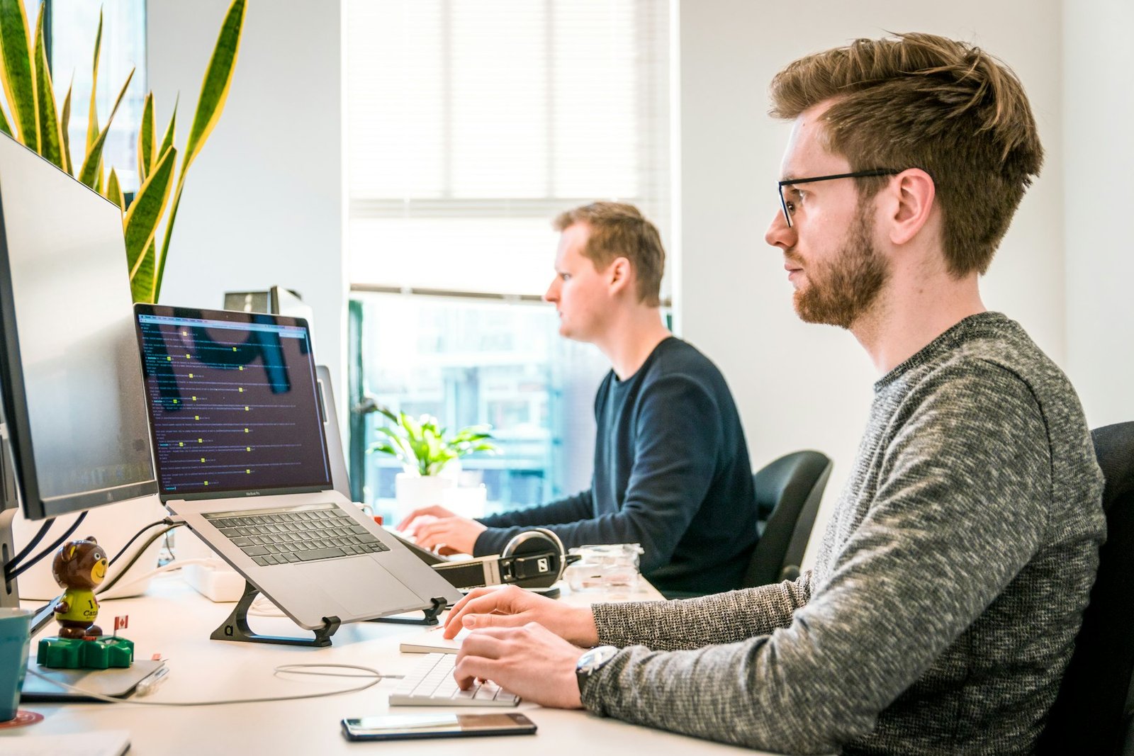 Equipo de Sayen trabajando en la operación de plataformas de TI